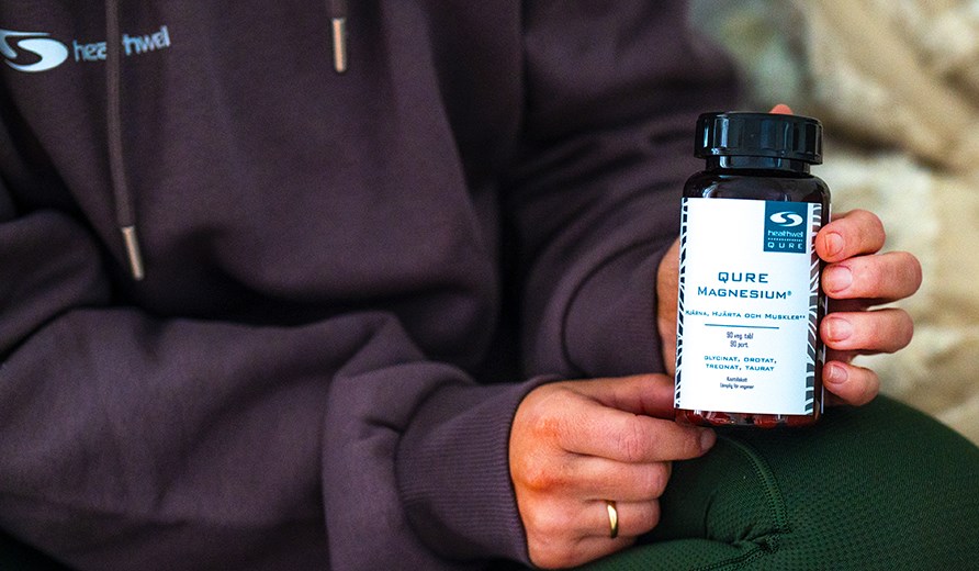 Billede af to hnder, der holder en krukke med Healthwell QUERE Magnesium.