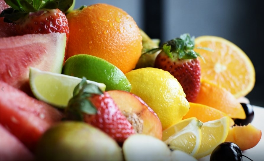 Bild p vitaminrika frukter som apelsner.